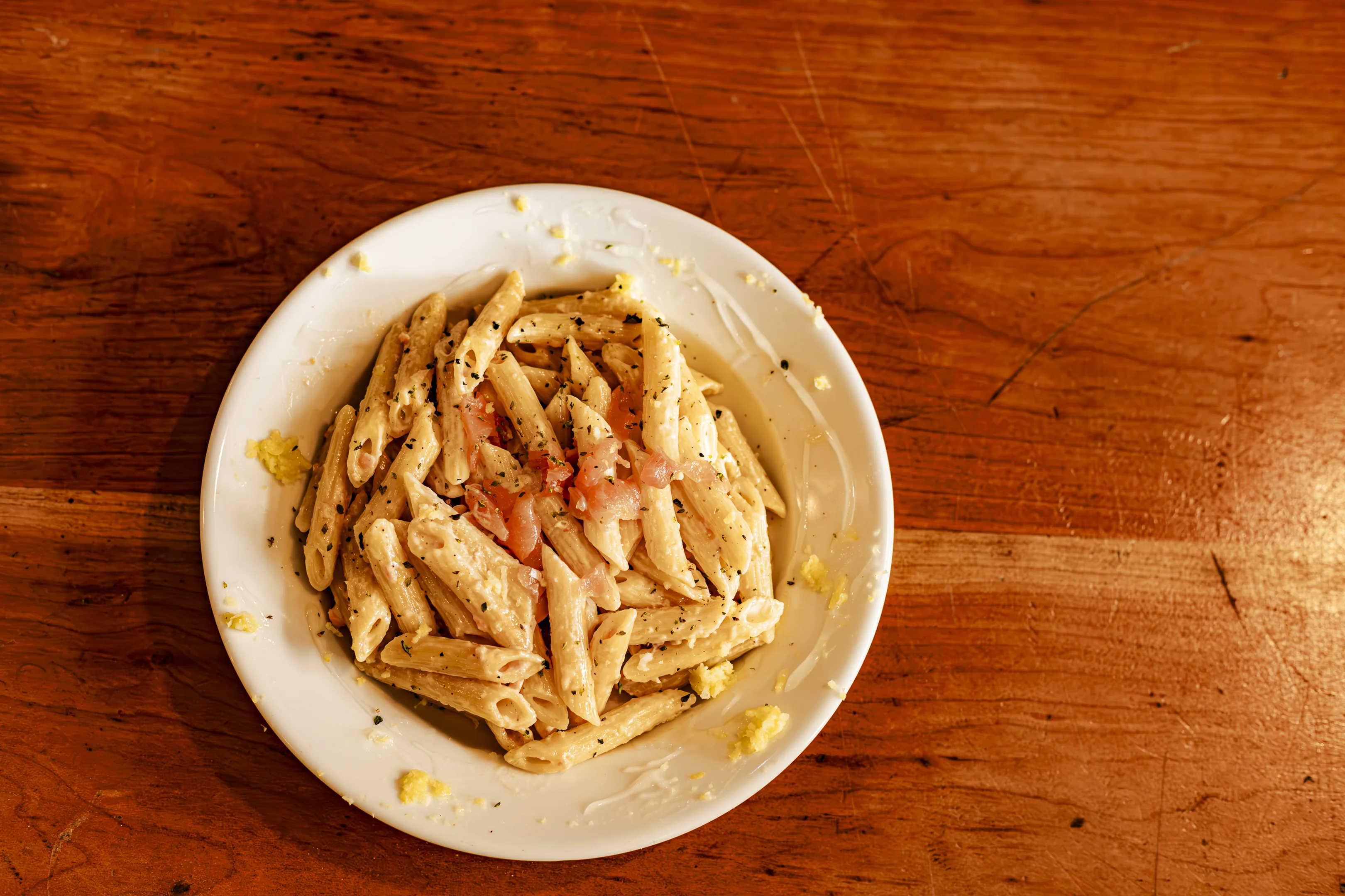 Penne crémeuses au saumon sur planche en bois