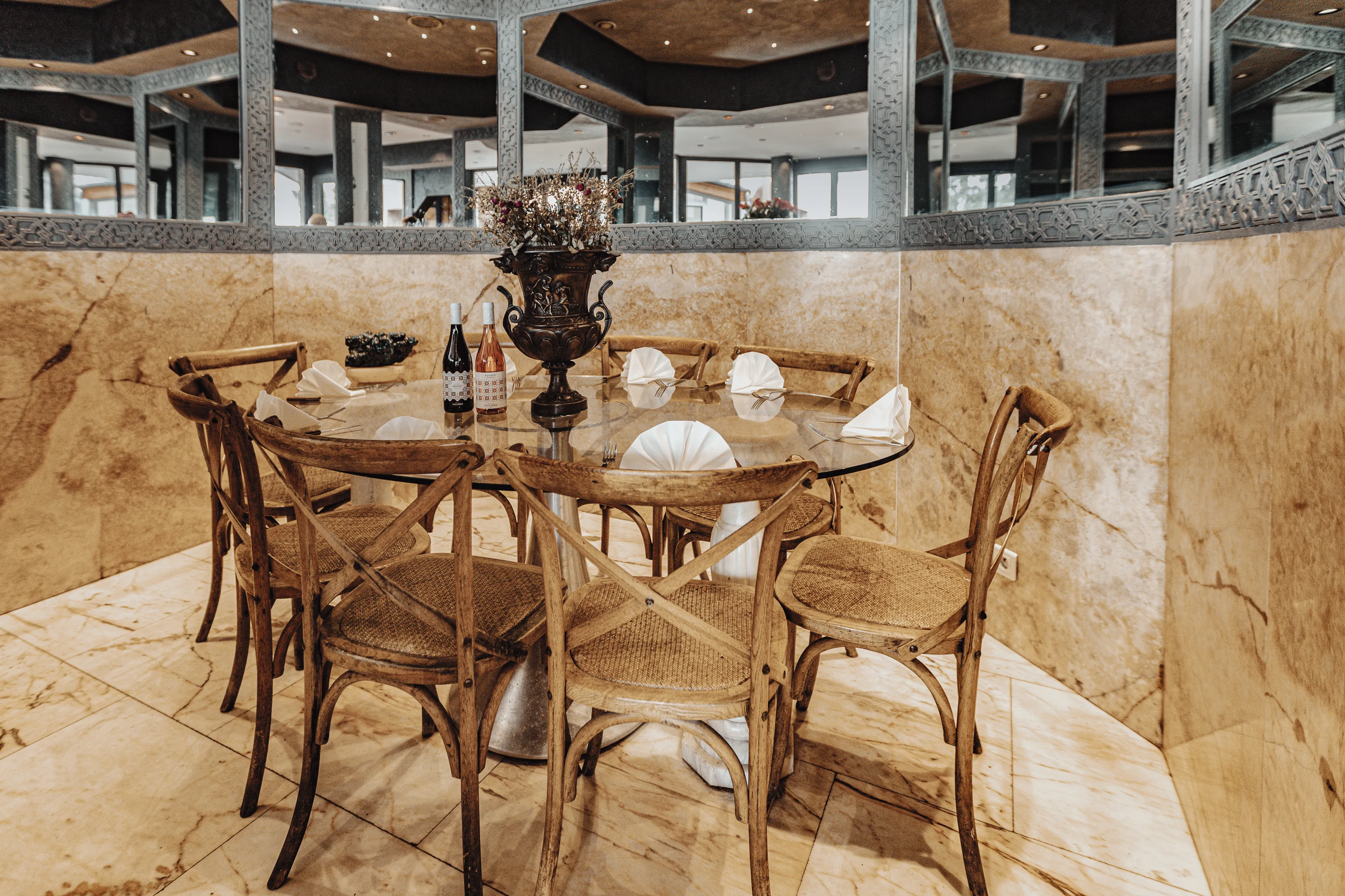 Salle du restaurant avec table ronde et marbre